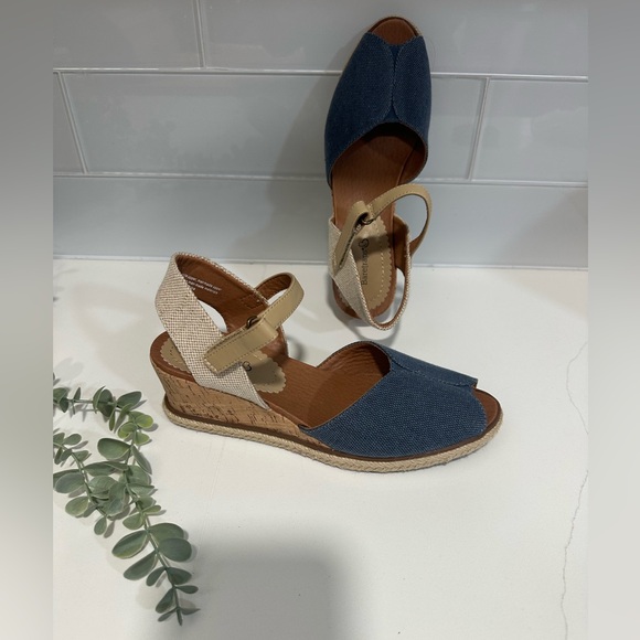 BareTraps Shoes - NEW Baretraps Sandals Womens 9 M Odetta Ankle Strap Wedge Slingback Blue Beige